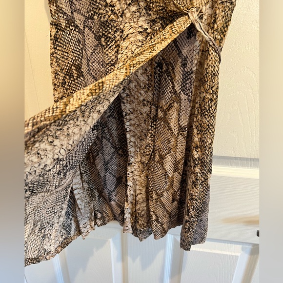 Calvin Klein V Neck Romper - Picture 4 of 8